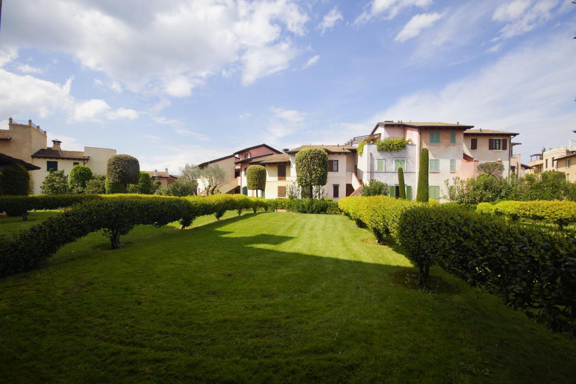 Lugana Resort & Sporting Club Peschiera del Garda Exterior photo