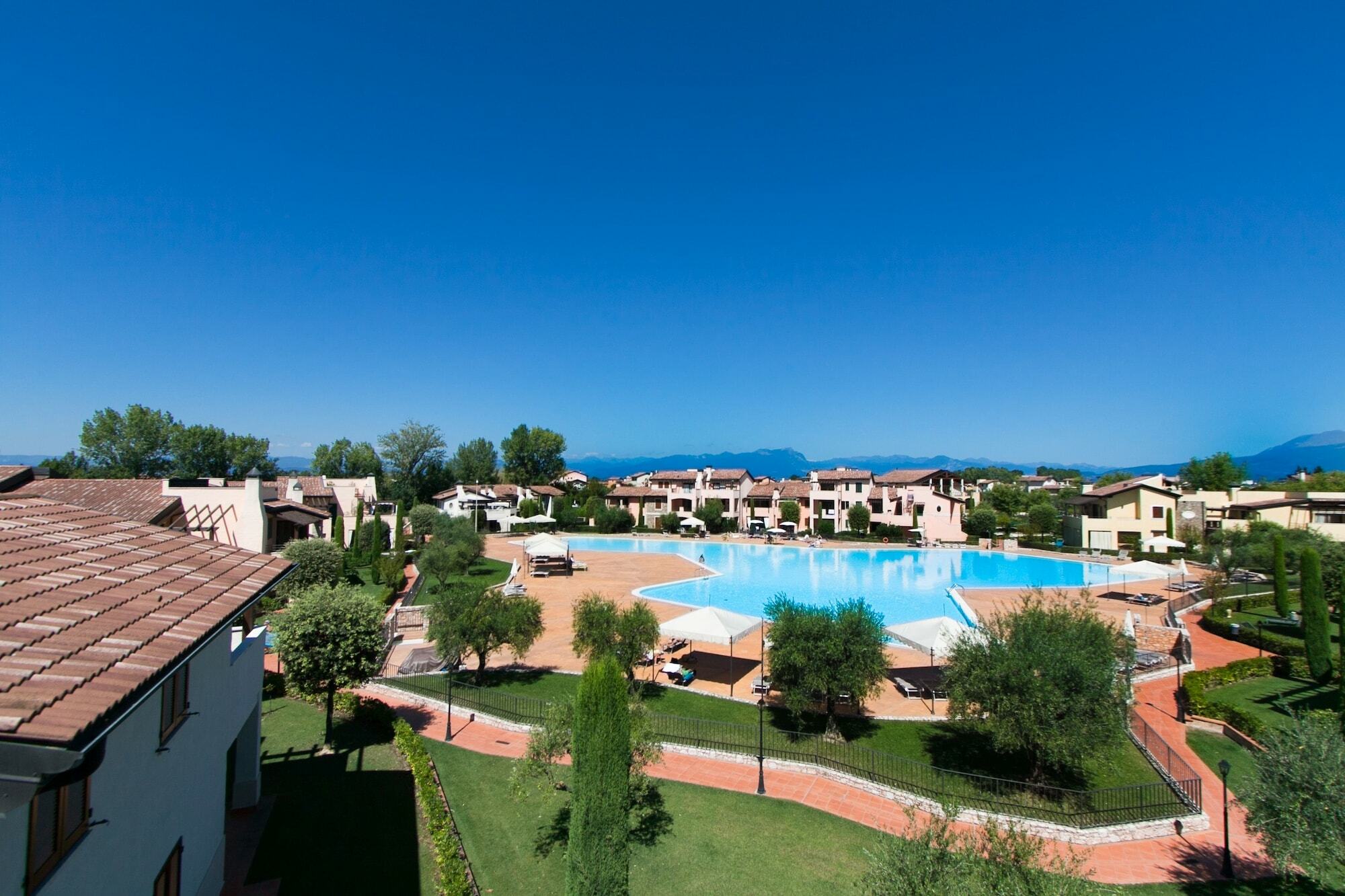 Lugana Resort & Sporting Club Peschiera del Garda Exterior photo